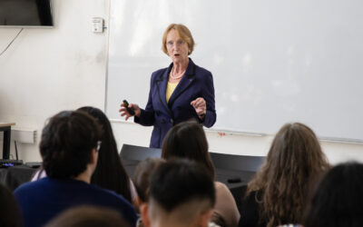 Eva-Maria Neher visitó la UNAHUR y brindó una conferencia sobre el proyecto XLAB