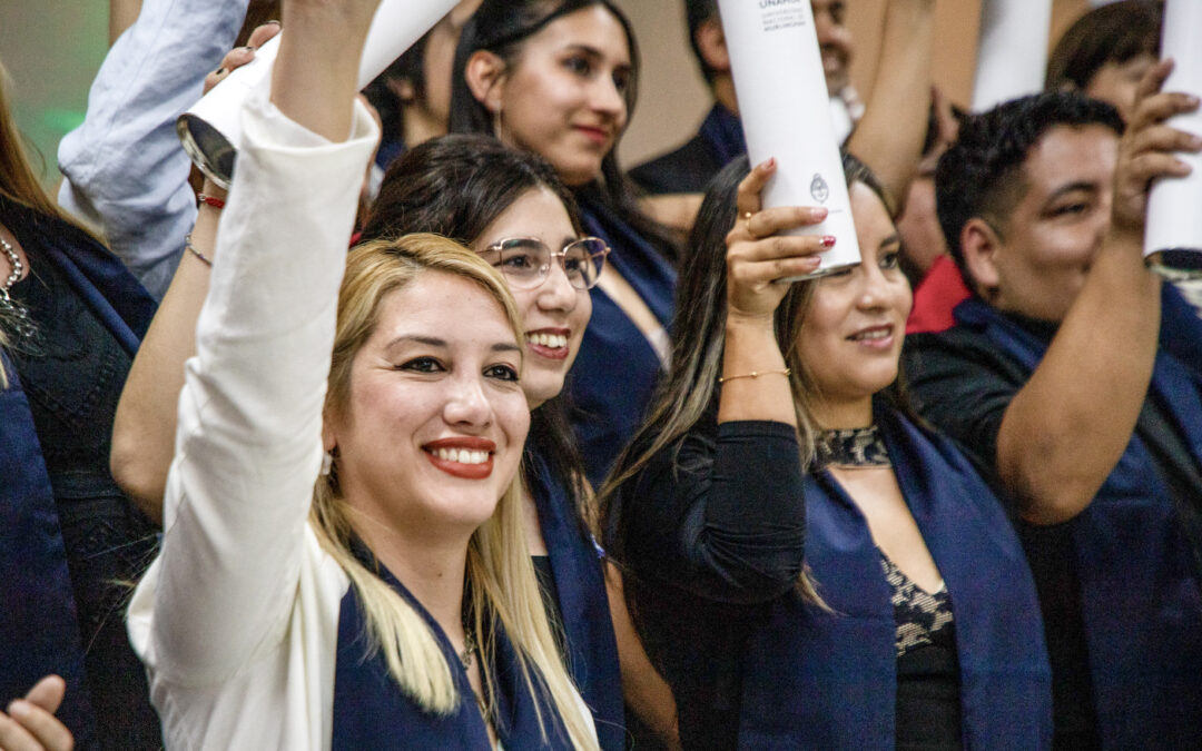 Entrega de títulos a graduados de la Licenciatura en Educación