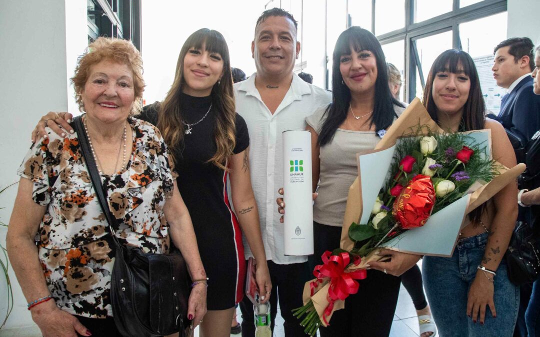 50 nuevos egresados y egresadas de carreras de pregrado recibieron su título